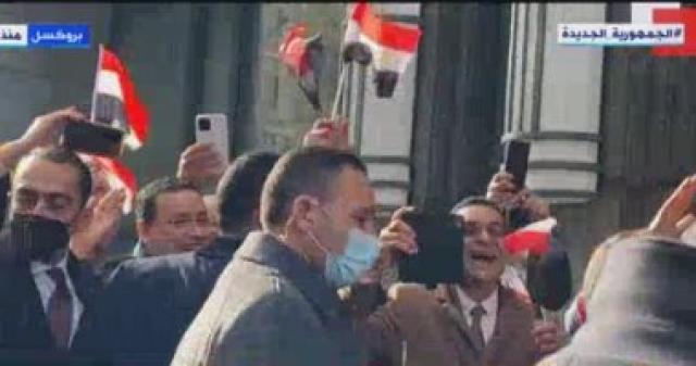  الجالية المصرية تستقبل الرئيس السيسي فى بروكسل بهتافات «تحيا مصر»