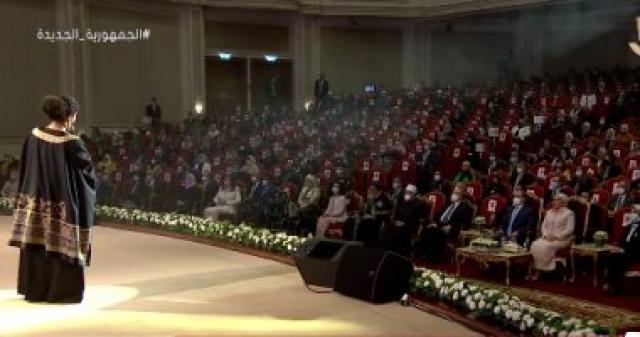 الرئيس السيسي يشاهد فقرة فنية خلال حفل تكريم المرأة المصرية