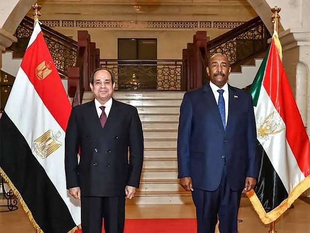 الرئيس السيسي يلتقط صورة تذكارية مع رئيس مجلس السيادة السوداني