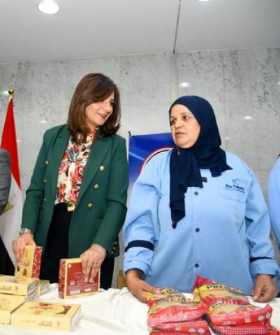 وزارة الهجرة تشارك في تعبئة كراتين حملة ”إفطار صائم”