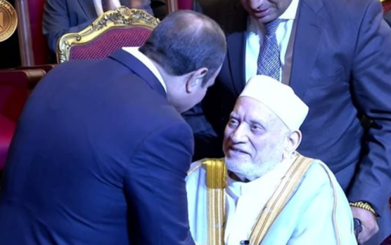 الرئيس السيسي يقبل رأس الدكتور عمر هاشم