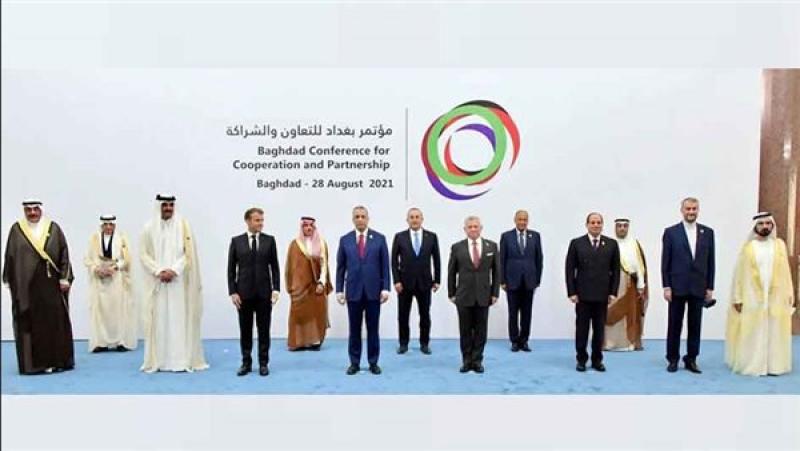 السيسي يتوسط صورة تذكارية مع القادة المشاركين في مؤتمر بغداد 