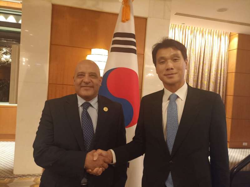 رئيس الجامعة مع السفير الكوري
