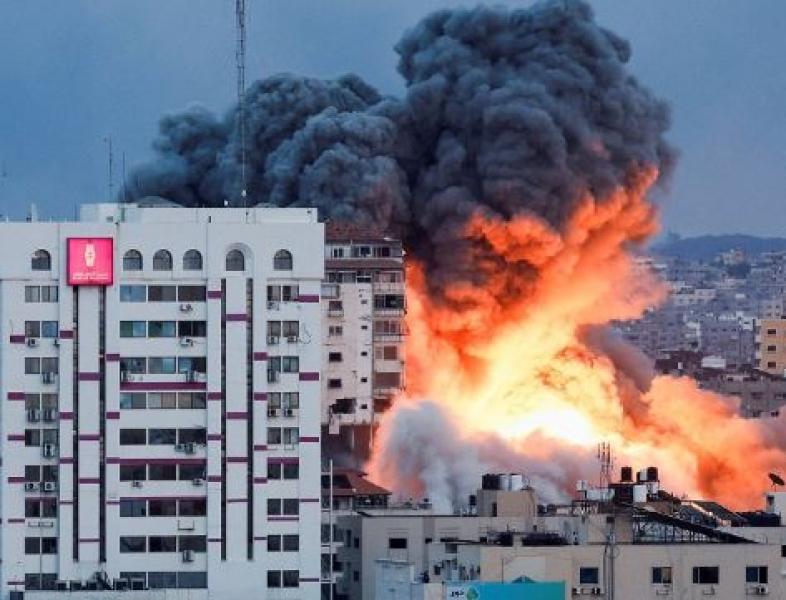 قصف مقر اللجنة القطرية لإعادة إعمار غزة