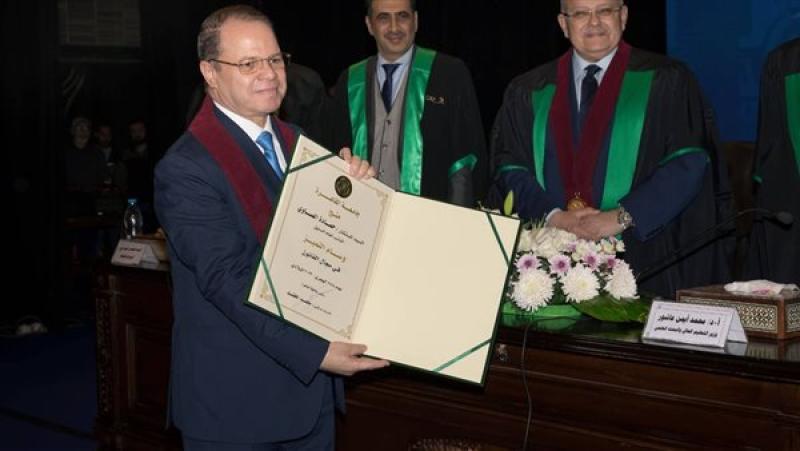 جامعة القاهرة تمنح النائب العام السابق وسام التميز في عيد العلم الـ18