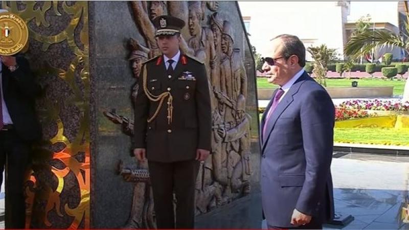 الرئيس السيسي يضع إكليلا من الزهور على النصب التذكاري لشهداء الشرطة