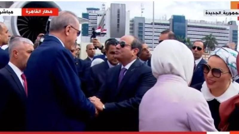 الرئيس السيسي يستقبل نظيره التركي بمطار القاهرة