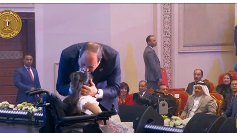 الرئيس السيسي يقبل رأس الطفلة روضة