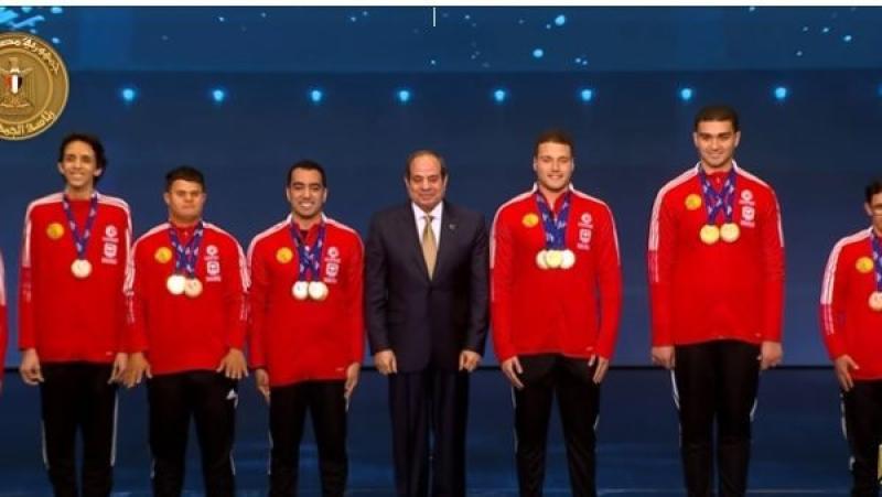 الرئيس السيسي يلتقط صورة مع أبطال الألعاب العالمية للإعاقات الذهنية
