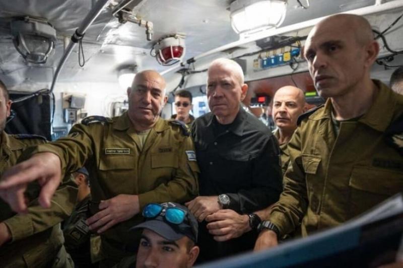 وزير الدفاع الإسرائيلي يتوسط قادة جيش الاحتلال 