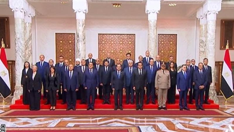 الرئيس السيسي يتوسط صورة تذكارية مع الحكومة الجديدة 