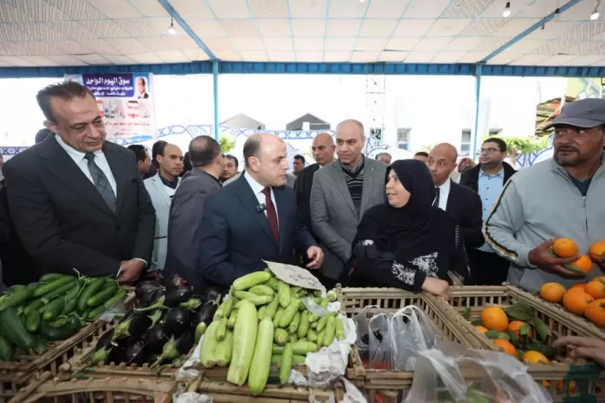 محافظ كفرالشيخ يستمع لطلبات أهالي فوه خلال تفقده لسوق ”اليوم الواحد”