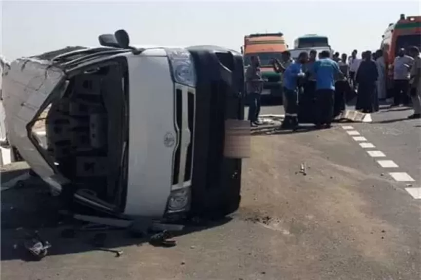 مصرع شخص وإصابة ثلاثة آخرين في حادث انقلاب سيارة ميكروباص عفى طريق السلوم الدولي